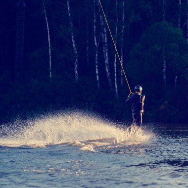 adam bir wakeboard binmek için