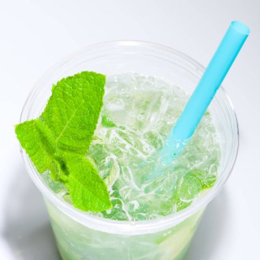 yakın çekim mojito kokteyl, düz yatıyordu