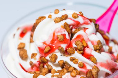 plastik bardak yakın çekim bir çilekli dondurma