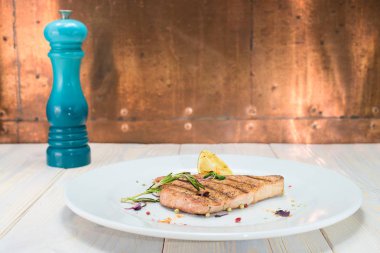 beyaz bir plaka üzerinde pişmiş biftek