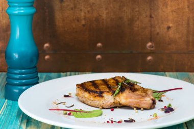 Beyaz tabakta lezzetli pişmiş biftek