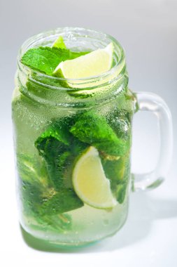 Limonata limon ve nane mason kavanoza