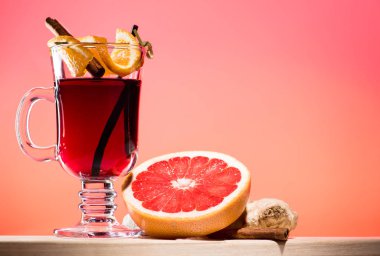 Cam pembe bir arka plan üzerinde mulled şarap