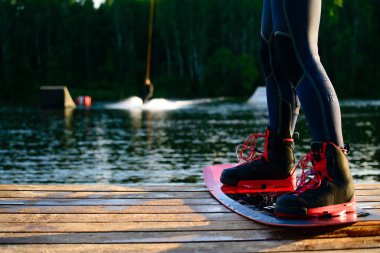Erkekler s ayakları üzerinde bir wakeboard