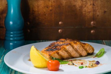 beyaz bir plaka pişmiş somon