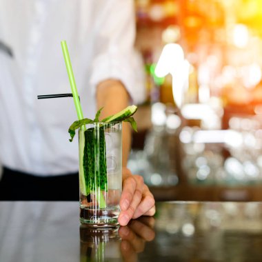 Alkolsüz kokteyl taze salatalık ve fesleğen ile