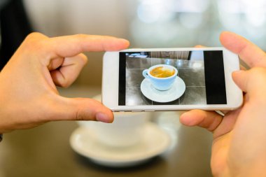 adam resimleri kahve alıyor