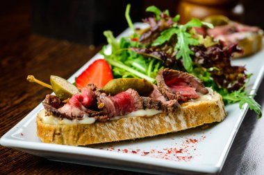 Lezzetli yemek. S ile sulu et dilimleri ile taze ekmek servis