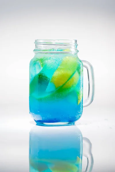Limonade mit Minze im Einmachglas — Stockfoto