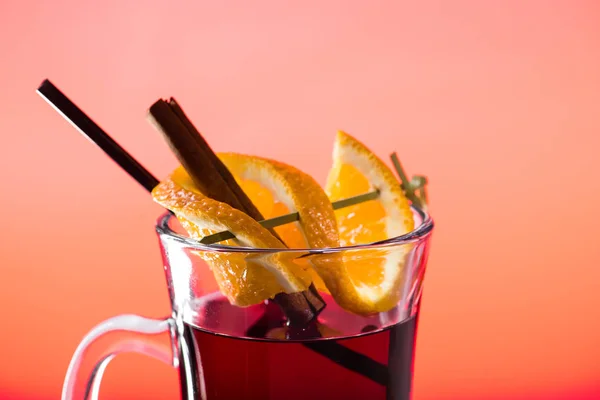 Nahaufnahme Glühwein im Glas auf rosa Hintergrund — Stockfoto