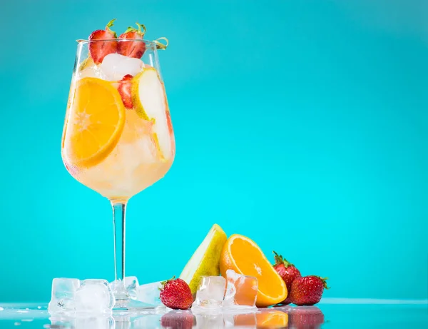 Cocktail Sangria i glas vin — Stockfoto