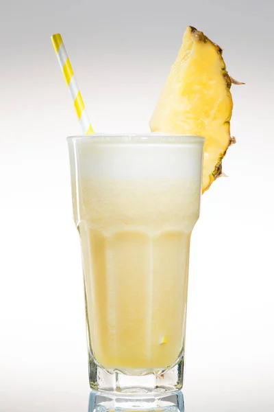 Ananas-smoothie med färsk ananas — Stockfoto