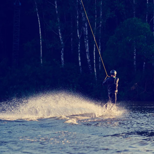 Mann fährt Wakeboard — Stockfoto