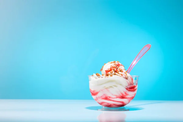 Xícara plástica de um sundae de morango — Fotografia de Stock