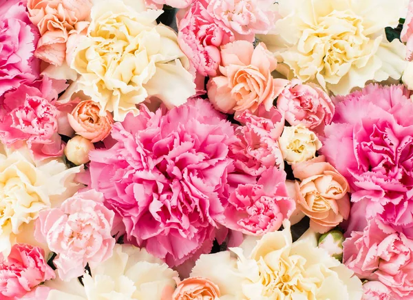 Composizione floreale ravvicinata con peonie e rose — Foto Stock