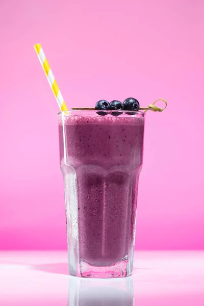 Smoothie aux myrtilles en boule haute — Photo