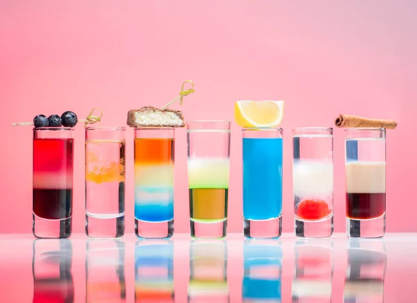 Řádek z různých alkohol koktejly — Stock fotografie