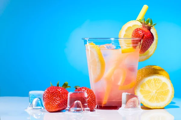 Limonada fresca en taza de vidrio — Foto de Stock