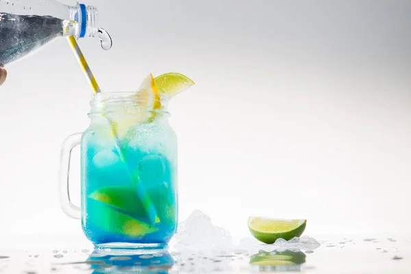 Limonade mit Zitrone und Limette im Einmachglas — Stockfoto