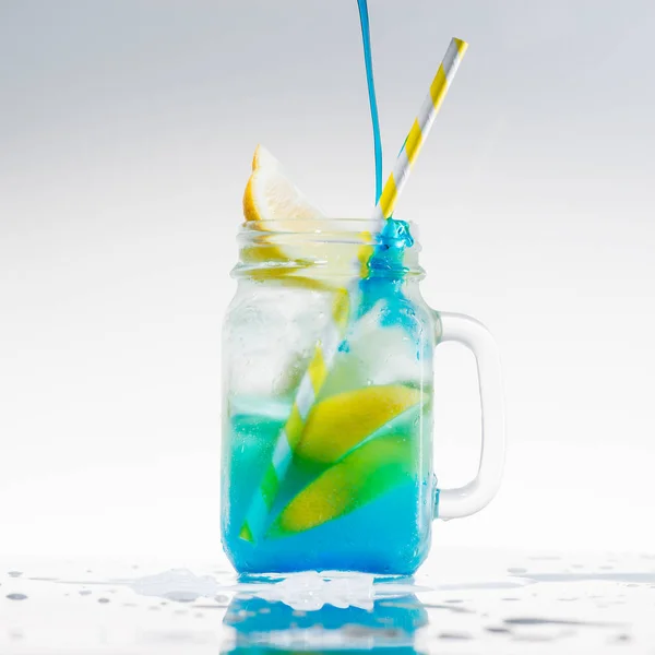 Limonade mit Zitrone und Limette im Einmachglas — Stockfoto