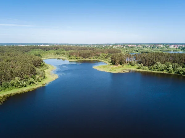 Вид с воздуха на озеро и лесную местность. Беларус - это я — стоковое фото