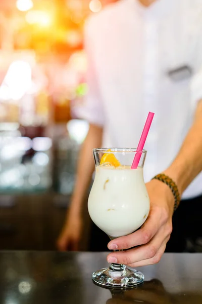 Молочний коктейль з апельсином у барі — стокове фото