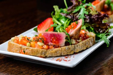 Lezzetli yemek. C ile sulu et dilimleri ile taze ekmek servis