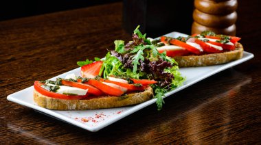 Bir restoranda lezzetli yemek. Dilim ekmek taze tom ile görev yaptı.