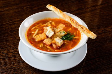 Lezzetli çorba, makarna ve kruton