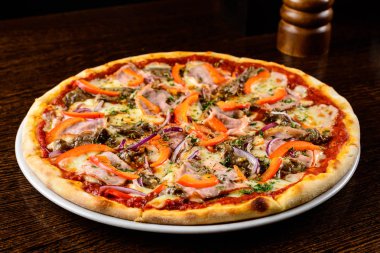 Pastırma, biber, peynir ve soğan sekmesinde ile lezzetli sıcak pizza