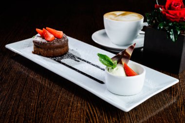 çikolatalı börek tatlı ve vanilyalı dondurma