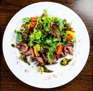 İştah açıcı et yemek WHI içinde marul ve domates ile servis