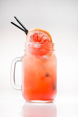 mason kavanoza narenciye ile limonata