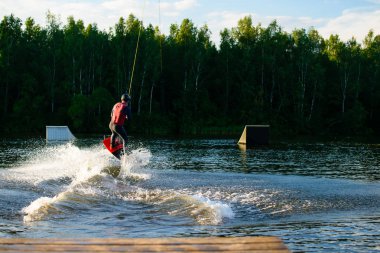 adam bir wakeboard binmek için