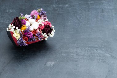 çiçekli küçük kutu