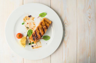 Tablo ayarı pişmiş somon ile