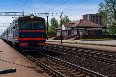 Tren istasyonunda yaklaşıyor