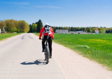 Bisiklet süren bir bisikletçi