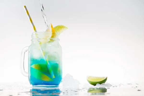 Limonade mit Zitrone und Limette im Einmachglas — Stockfoto
