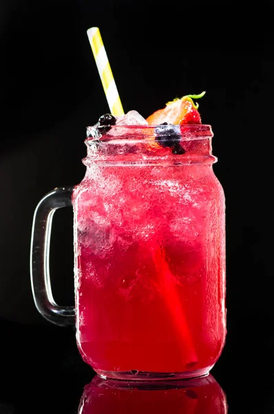 Mason jar glas rosa lemonad — Stockfoto