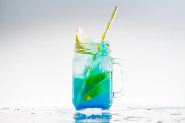 Limonade mit Zitrone und Limette im Einmachglas — Stockfoto