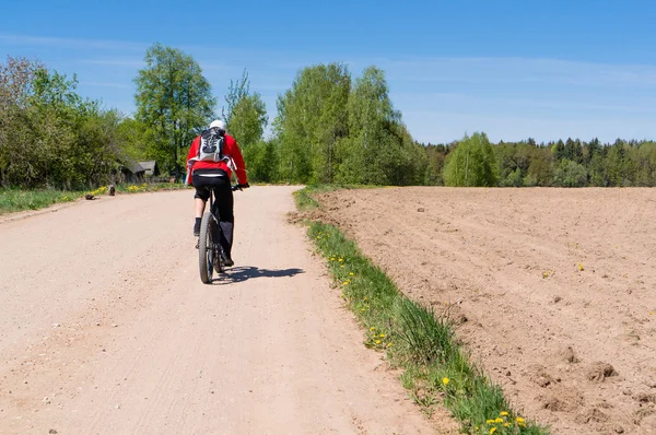 Cyklist cykling på cykel — Stockfoto