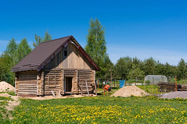 Landschaft mit ländlichem Holzhaus — Stockfoto
