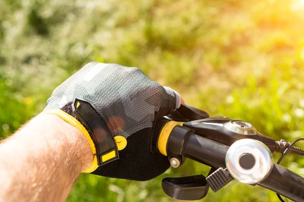 Nahaufnahme der Hand des Reiters in Handschuhen — Stockfoto