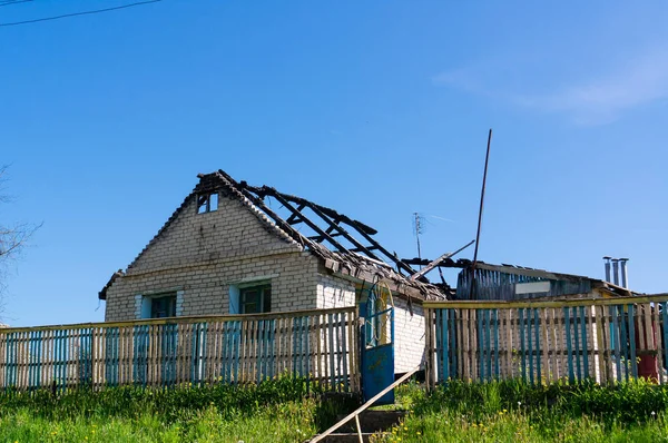 Ветхий старый недостроенный дом — стоковое фото