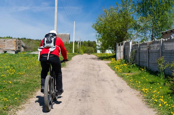 Cyklist cykling på cykel — Stockfoto