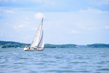 Denizde yelkenli yat