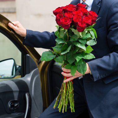 adamın yanında araba güllü