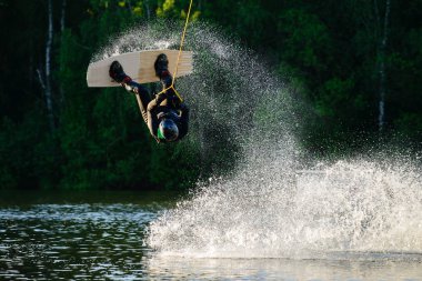 adam wakeboarding ve atlama