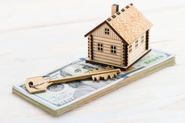 küçük bir ahşap ev, para euro ve anahtar